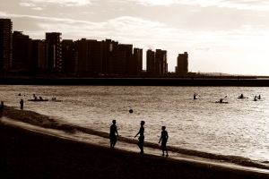 Jugando en la playa Fortaleza
